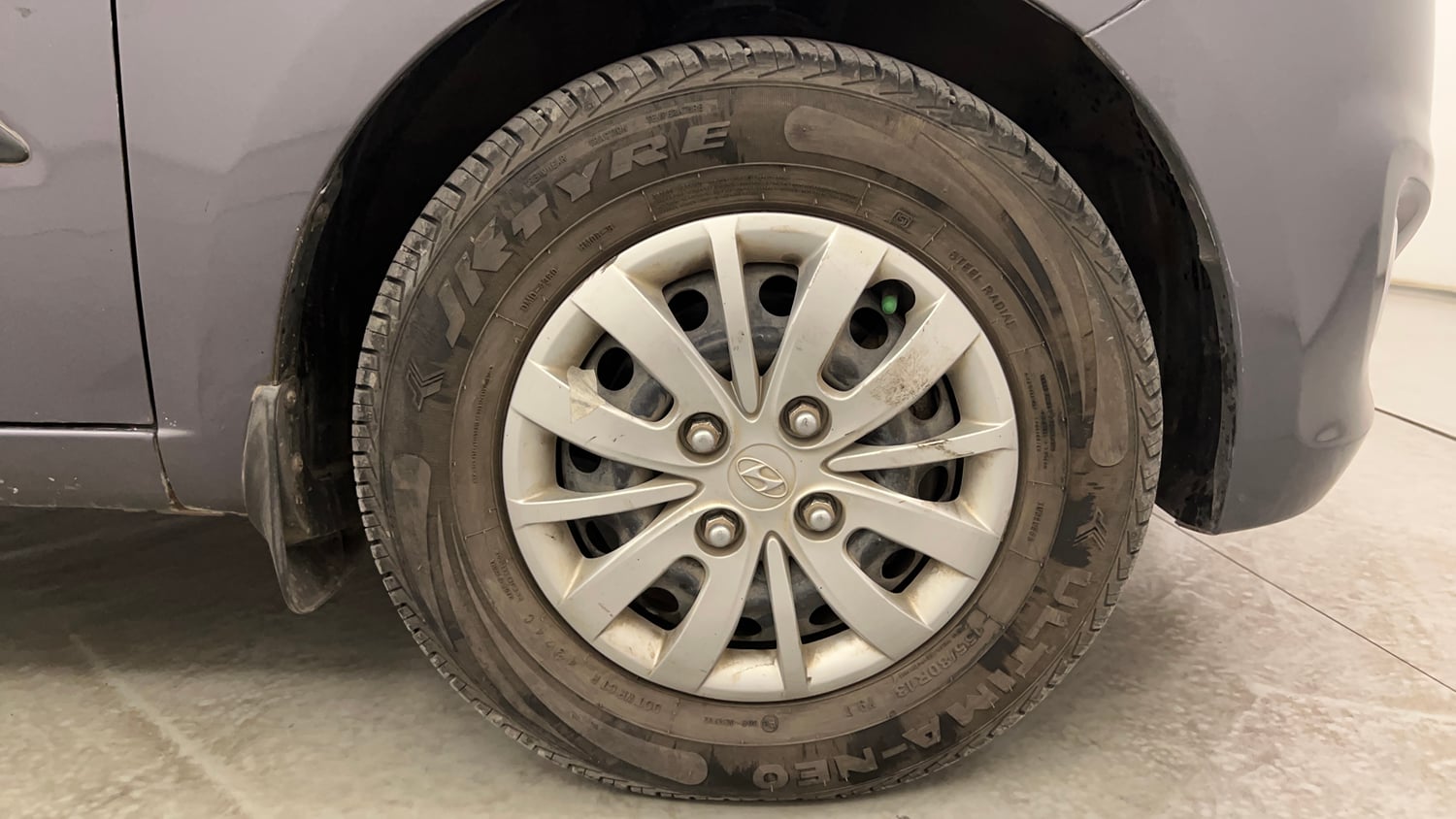Used 2014 Hyundai i10 Sportz 1.1 iRDE2 Petrol Manual tyres RIGHT FRONT TYRE RIM VIEW