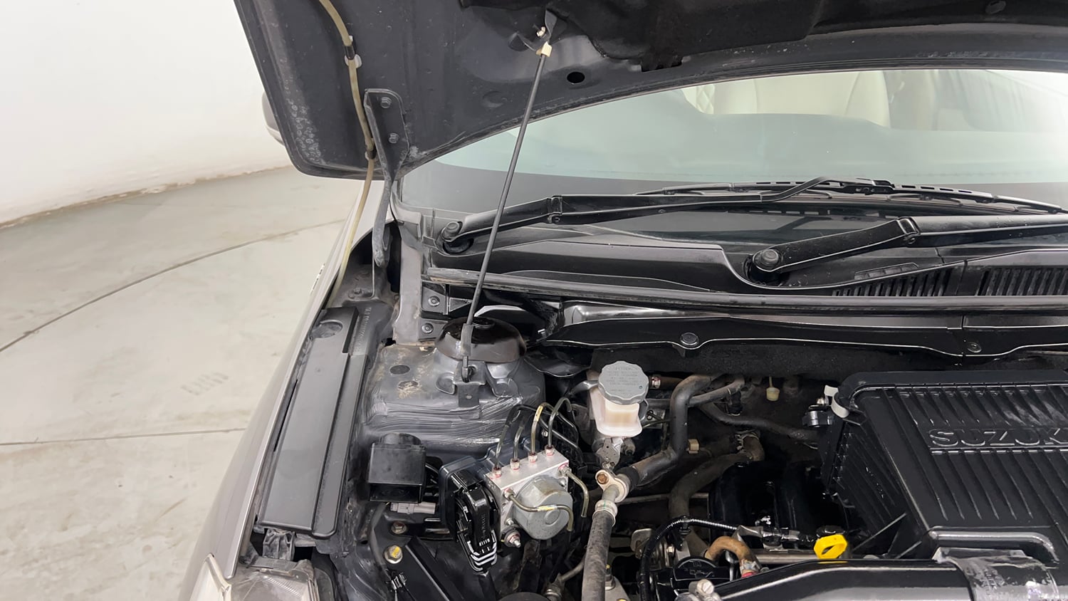 Used 2016 Maruti Suzuki Ciaz VXi+ Petrol Manual engine ENGINE RIGHT SIDE HINGE & APRON VIEW