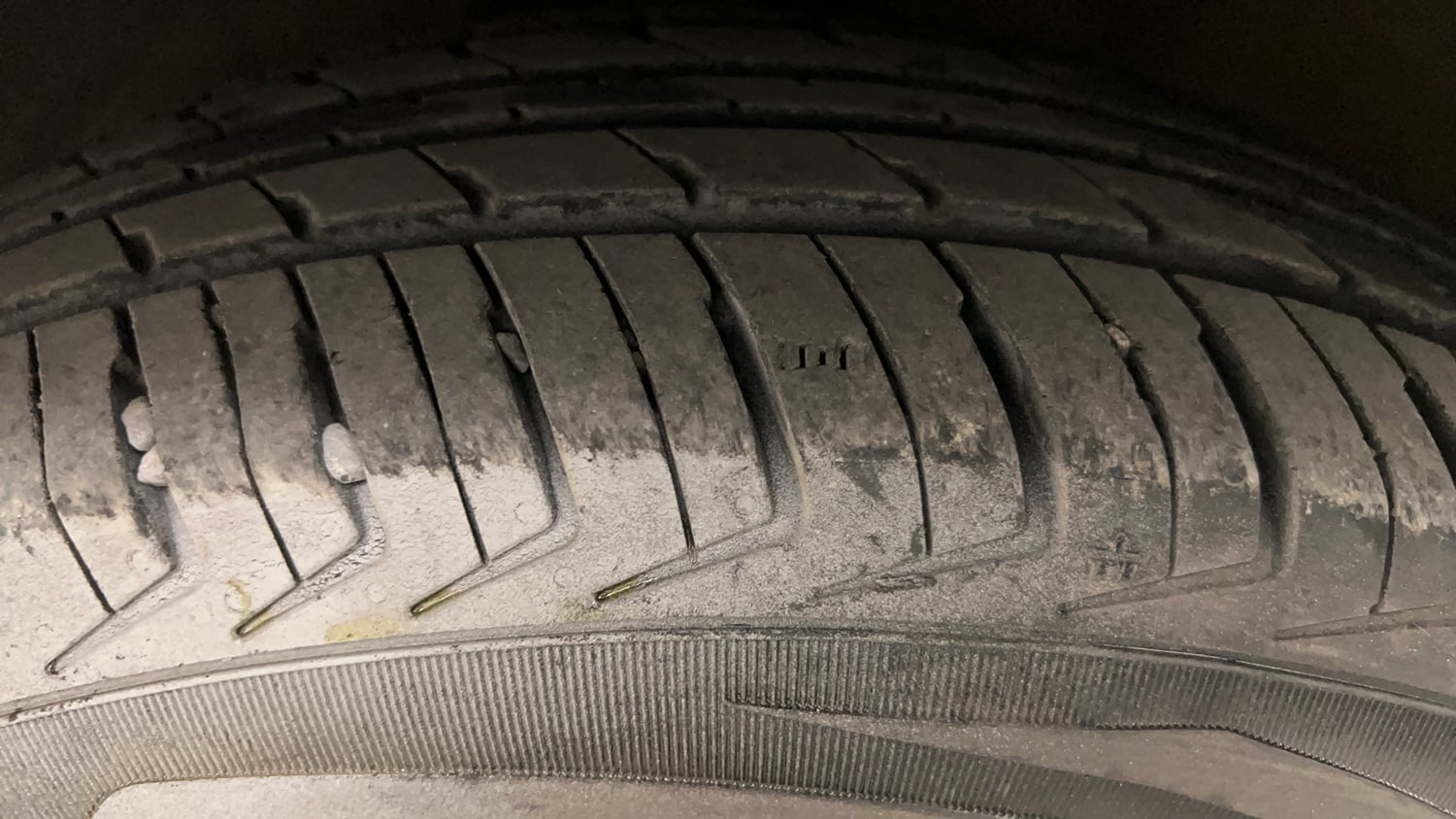 Used 2014 Hyundai i10 Sportz 1.1 iRDE2 Petrol Manual tyres LEFT FRONT TYRE TREAD VIEW