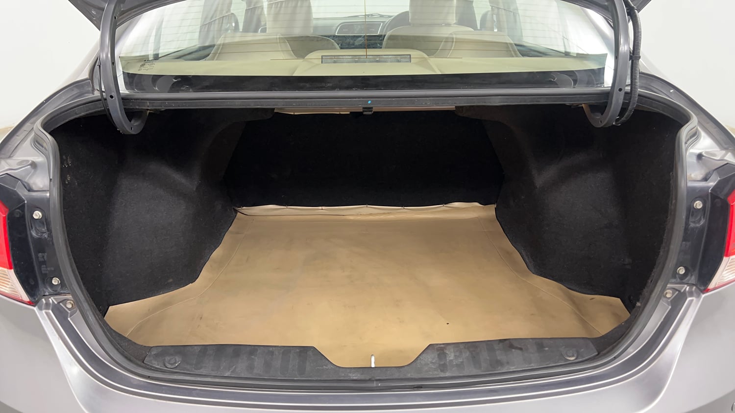 Used 2016 Maruti Suzuki Ciaz VXi+ Petrol Manual interior DICKY INSIDE VIEW