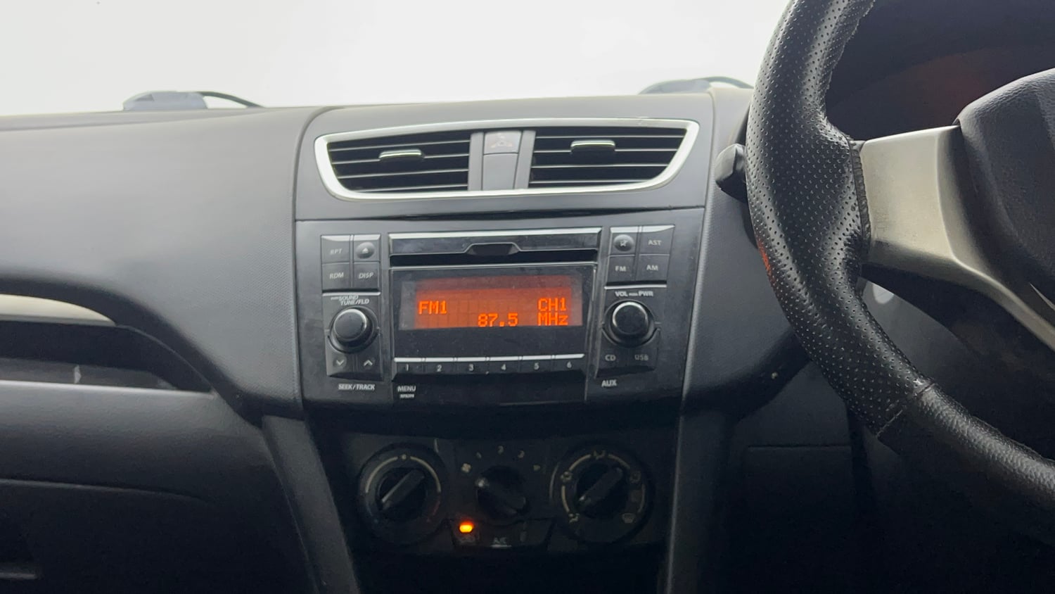 Used 2015 Maruti Suzuki Swift VXi Petrol Manual top_features Integrated (in-dash) music system