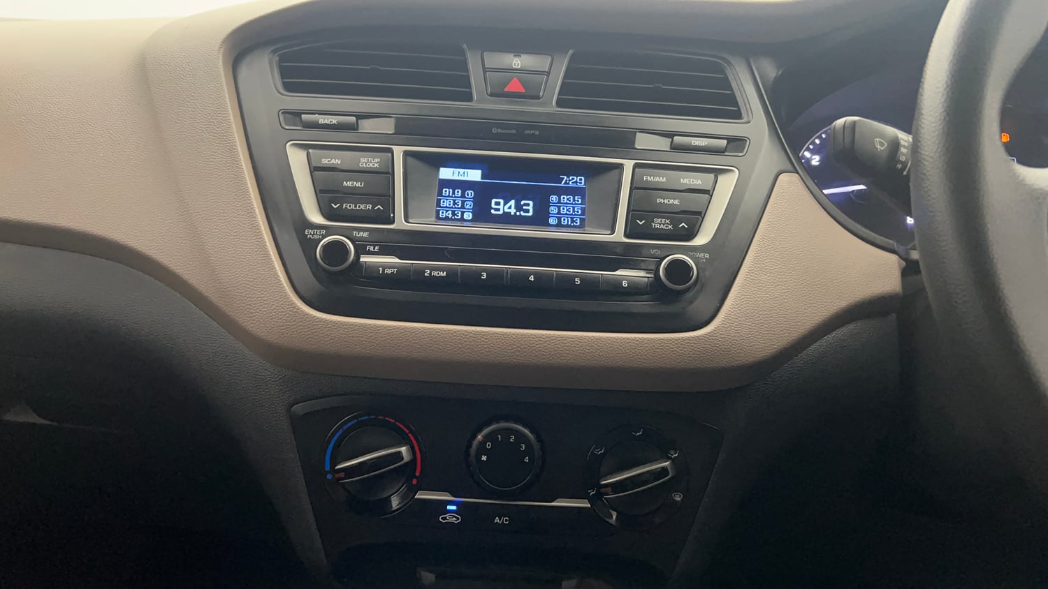 Used 2015 Hyundai Elite i20 Magna 1.2 Petrol Manual top_features Integrated (in-dash) music system