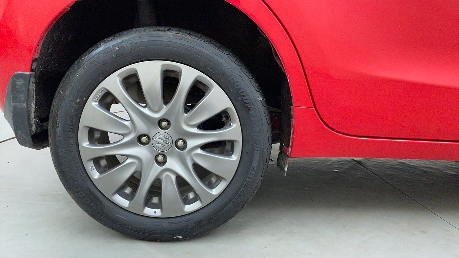 Used 2017 Maruti Suzuki Baleno Zeta 1.2 Petrol Manual tyres RIGHT REAR TYRE RIM VIEW