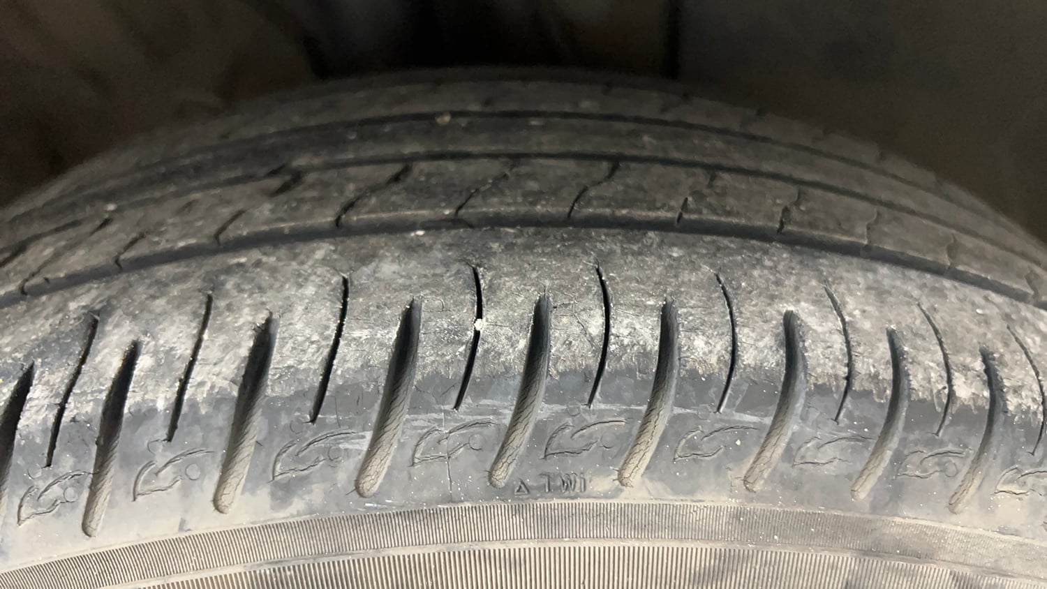 Used 2021 Hyundai Venue SX Plus 1.0 Turbo DCT Petrol Automatic tyres RIGHT FRONT TYRE TREAD VIEW