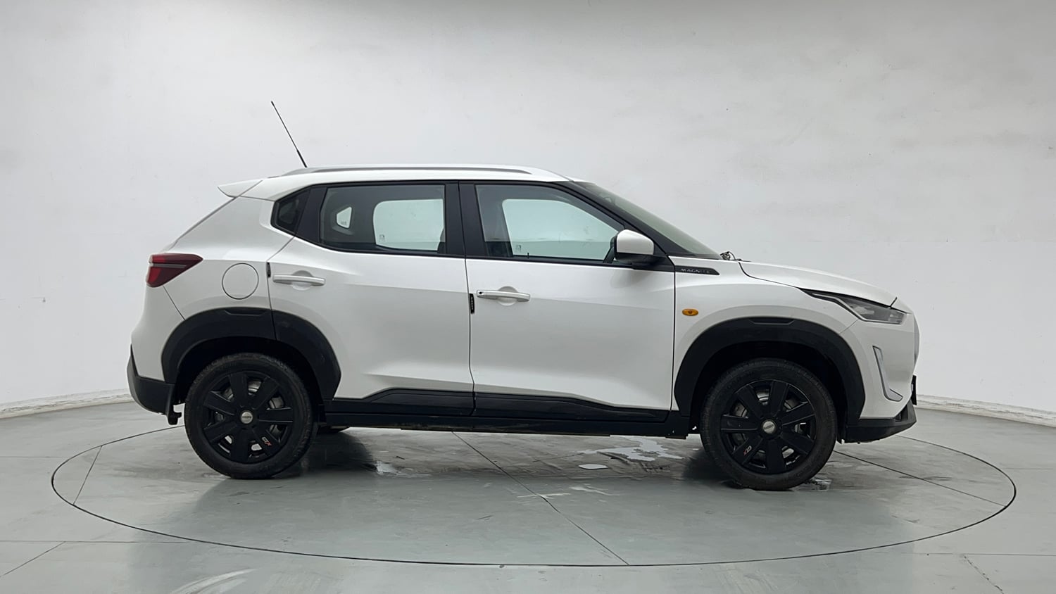 Used 2023 Nissan Magnite XE Petrol Manual exterior RIGHT SIDE VIEW