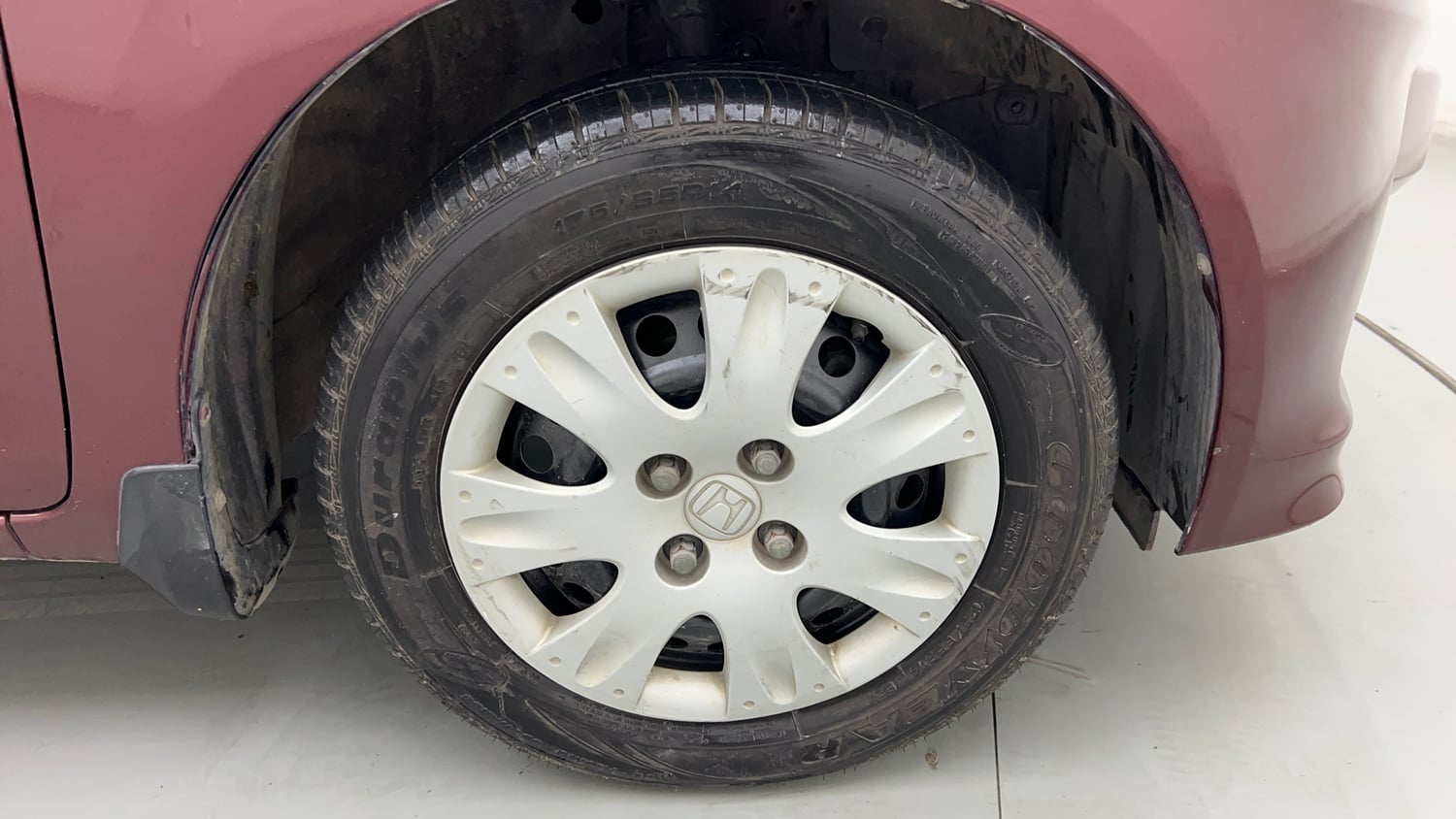 Used 2013 Honda Amaze 1.2 S i-VTEC Petrol Manual tyres RIGHT FRONT TYRE RIM VIEW