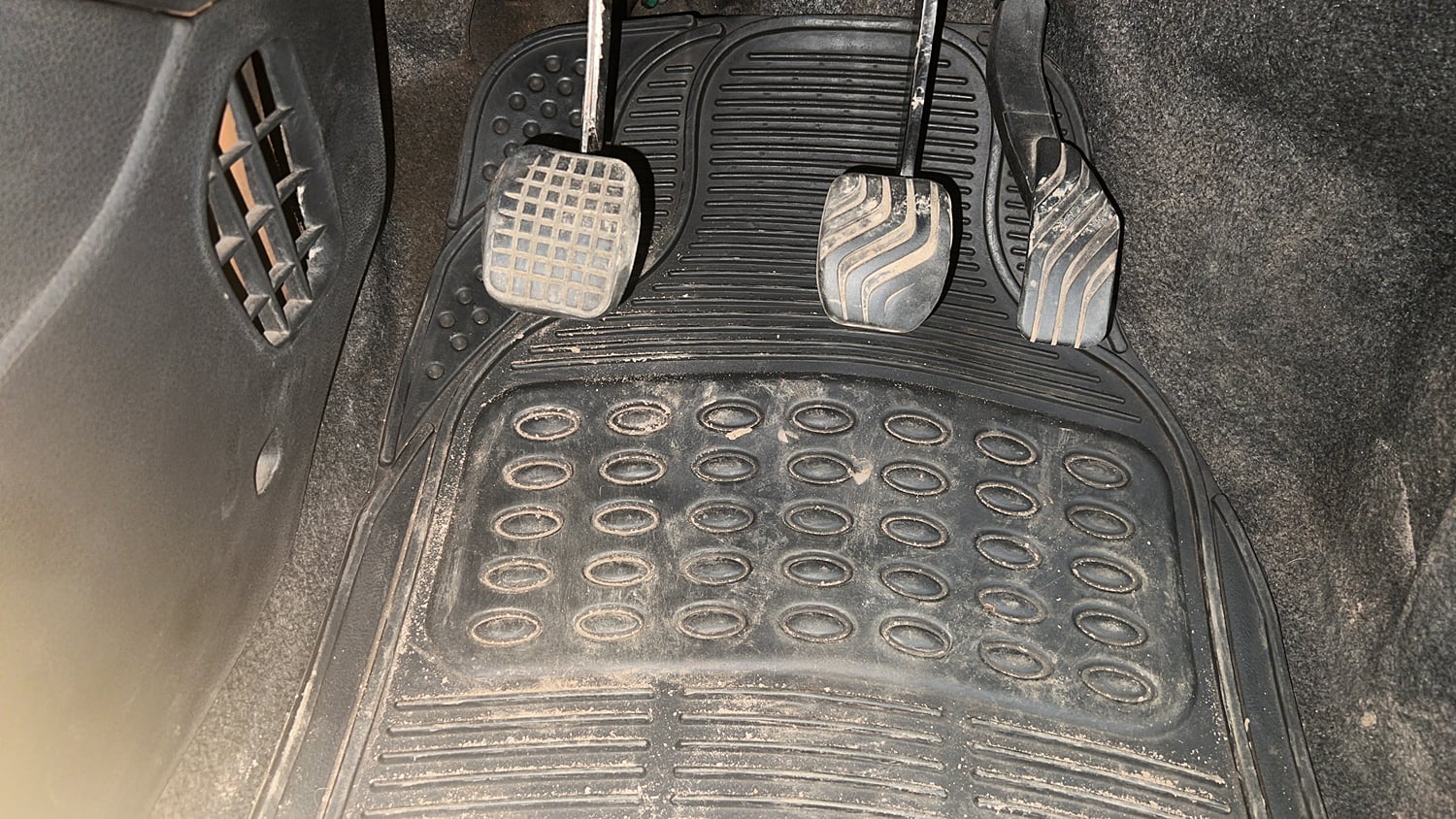 Used 2018 Renault Kwid RXT (O) 1.0 SCE Edition Petrol Manual interior PEDALS VIEW