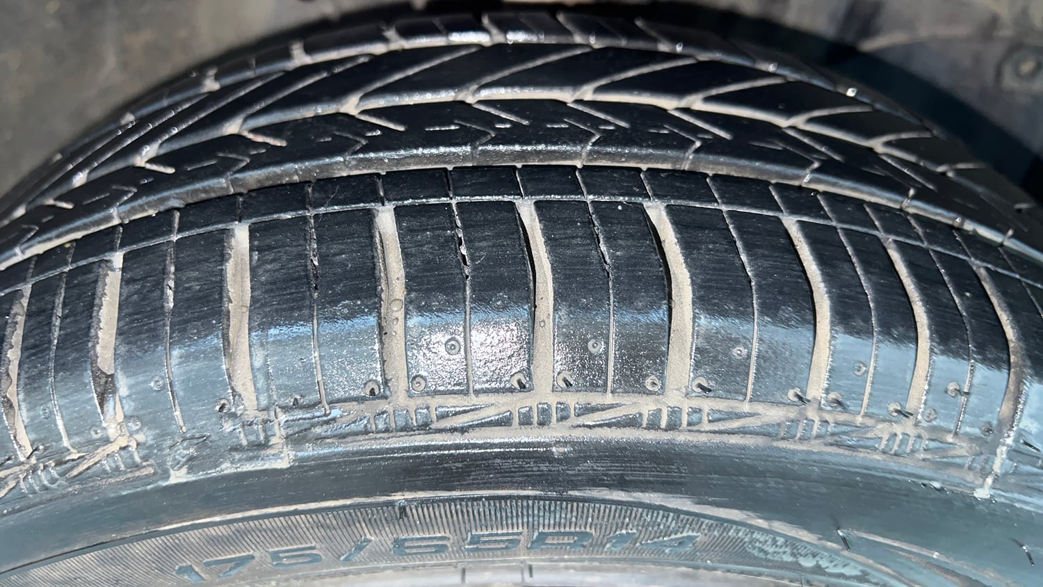 Used 2013 Honda Amaze 1.2 S i-VTEC Petrol Manual tyres RIGHT FRONT TYRE TREAD VIEW