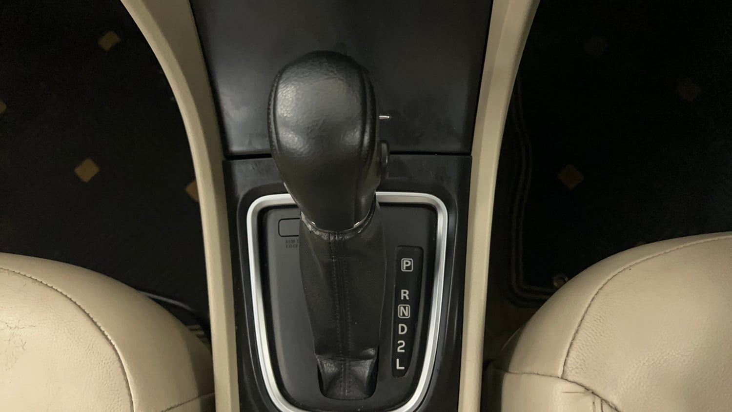 Used 2017 Maruti Suzuki Ciaz Alpha 1.4 AT Petrol Automatic interior GEAR  KNOB VIEW