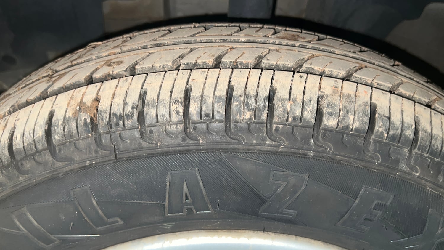 Used 2018 Renault Kwid RXT (O) 1.0 SCE Edition Petrol Manual tyres LEFT FRONT TYRE TREAD VIEW