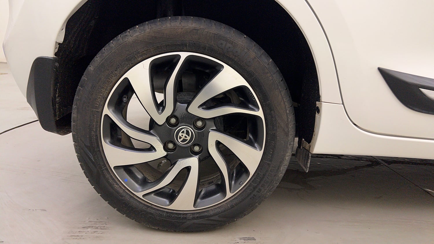 Used 2021 Toyota Glanza V CVT Petrol Automatic tyres RIGHT REAR TYRE RIM VIEW