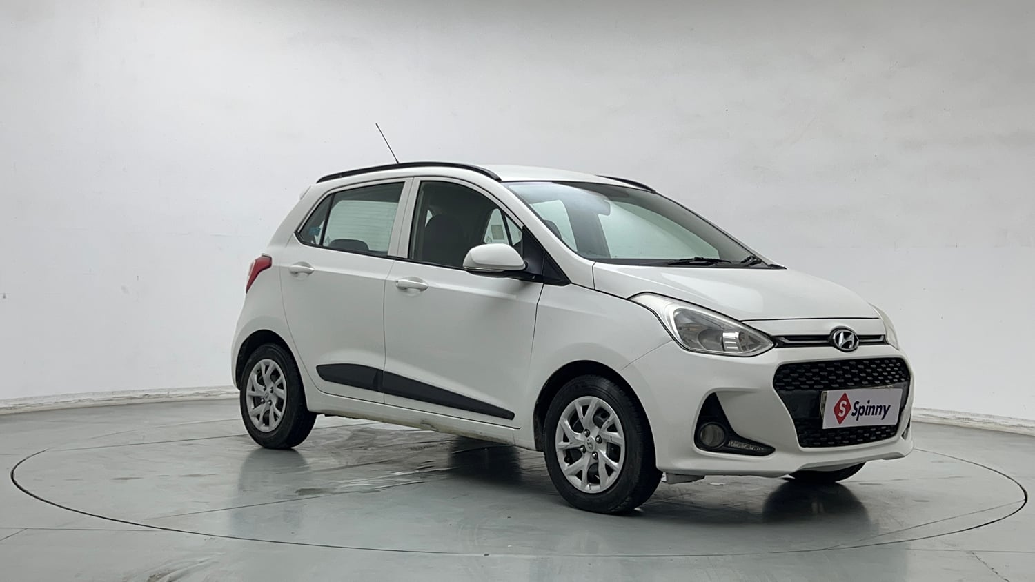 Used 2017 Hyundai Grand i10 Sportz (O) 1.2 Kappa VTVT Petrol Manual exterior RIGHT FRONT CORNER VIEW