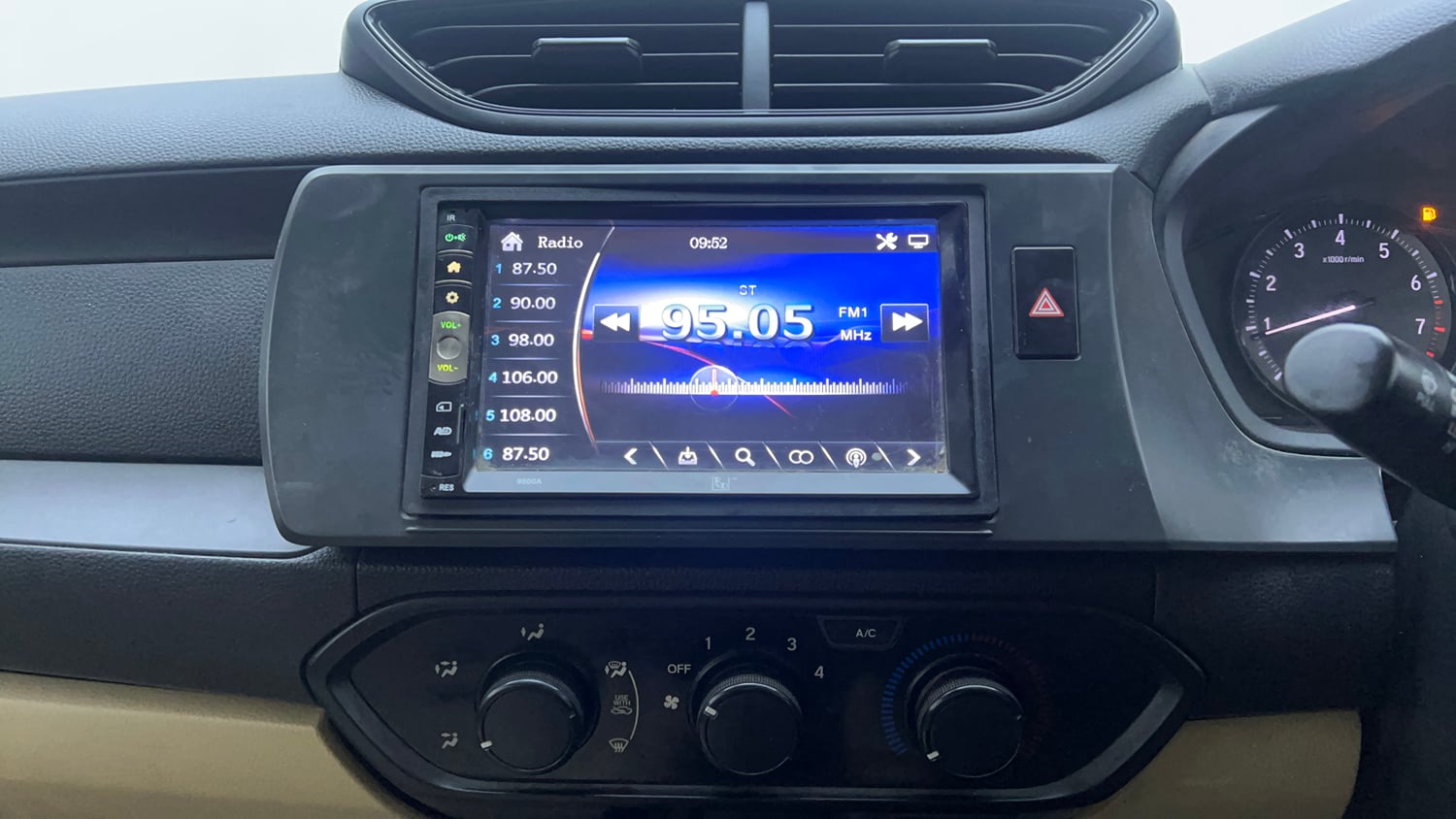 Used 2018 Honda Amaze 1.2 E MT Petrol Petrol Manual interior MUSIC SYSTEM & AC CONTROL VIEW