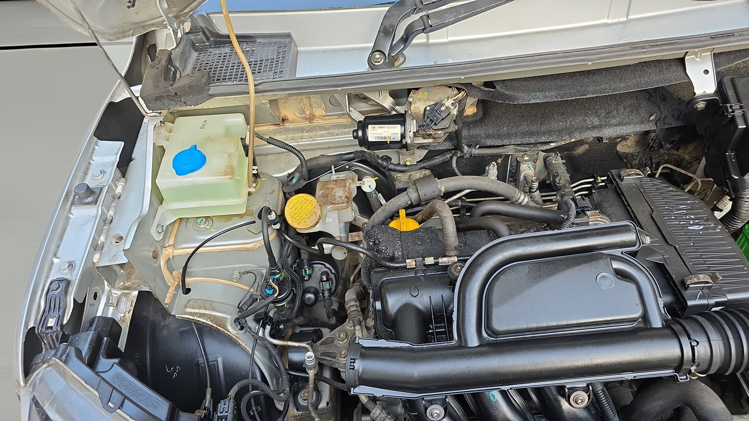 Used 2020 Renault Kwid RXL Petrol Manual engine ENGINE RIGHT SIDE HINGE & APRON VIEW