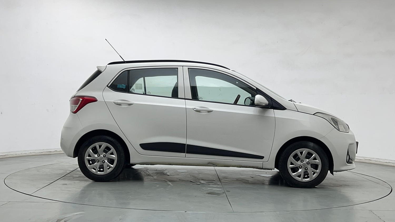Used 2017 Hyundai Grand i10 Sportz (O) 1.2 Kappa VTVT Petrol Manual exterior RIGHT SIDE VIEW
