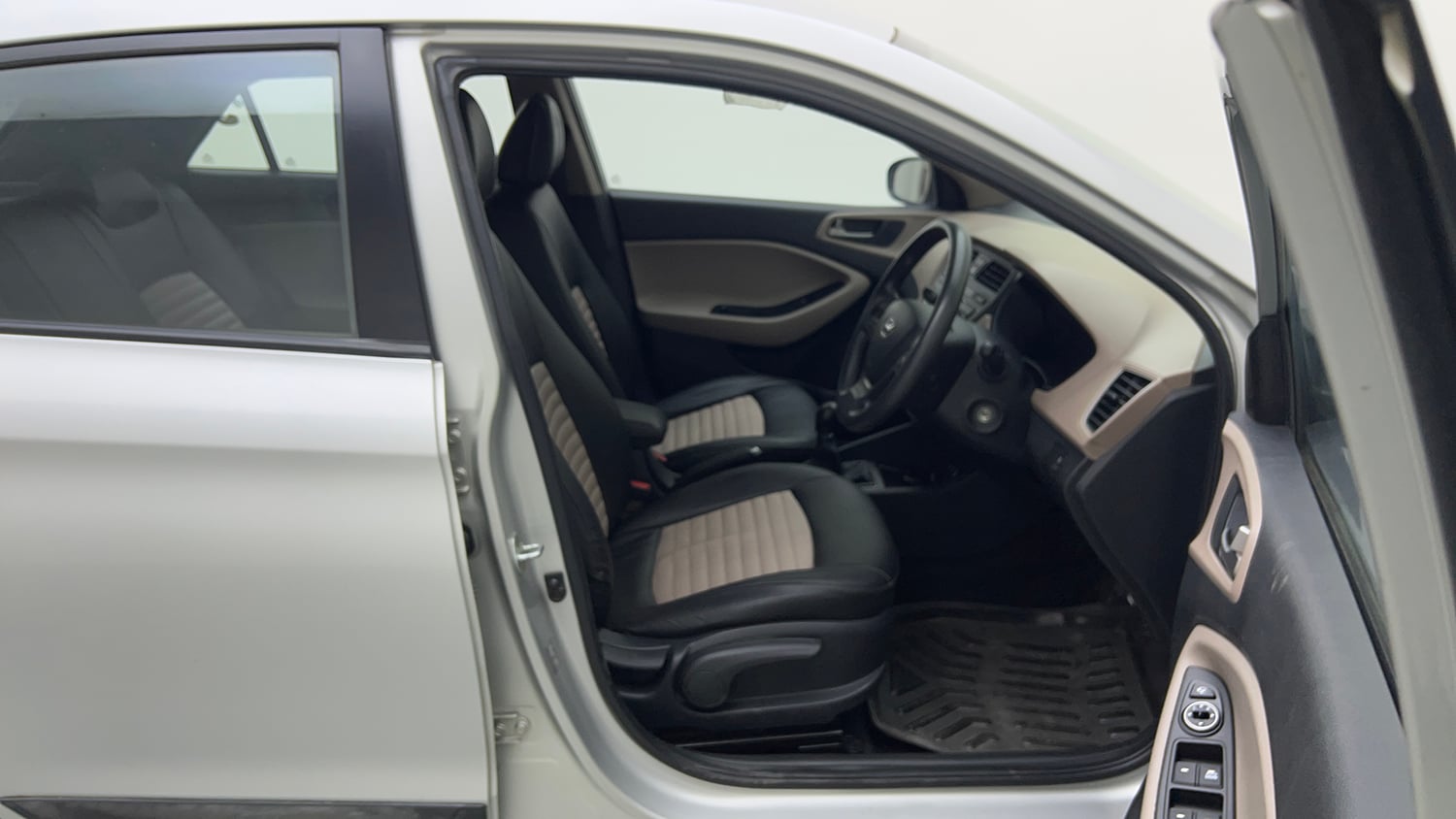Used 2016 Hyundai Elite i20 Sportz 1.2 Petrol Manual interior RIGHT SIDE FRONT DOOR CABIN VIEW