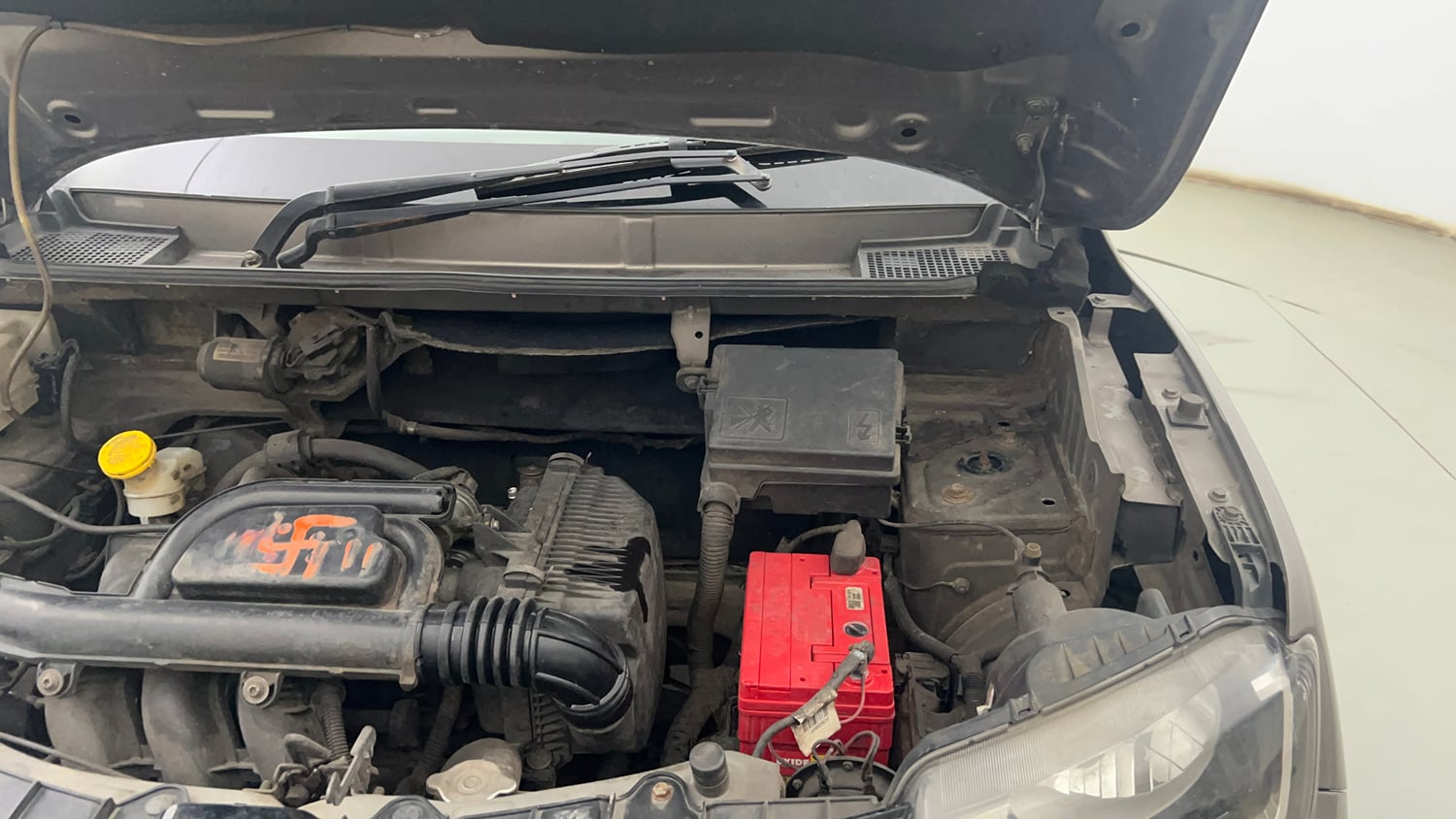 Used 2018 Renault Kwid RXT (O) 1.0 SCE Edition Petrol Manual engine ENGINE LEFT SIDE HINGE & APRON VIEW