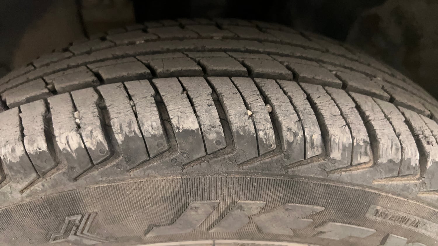 Used 2016 Renault Kwid RXT Petrol Manual tyres LEFT FRONT TYRE TREAD VIEW