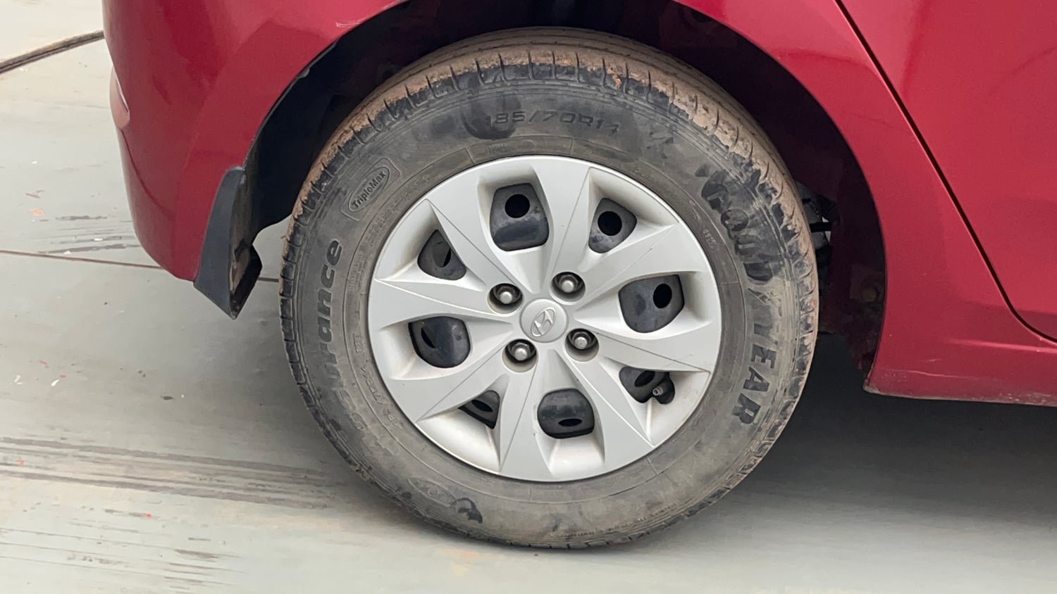 Used 2015 Hyundai Elite i20 Magna 1.2 Petrol Manual tyres RIGHT REAR TYRE RIM VIEW