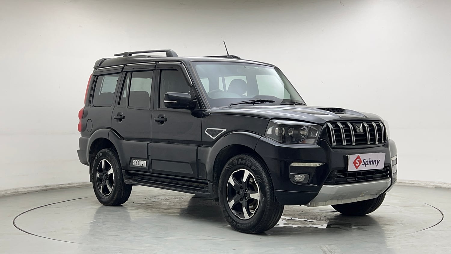 Used 2022 Mahindra Scorpio S9 Diesel Manual exterior RIGHT FRONT CORNER VIEW