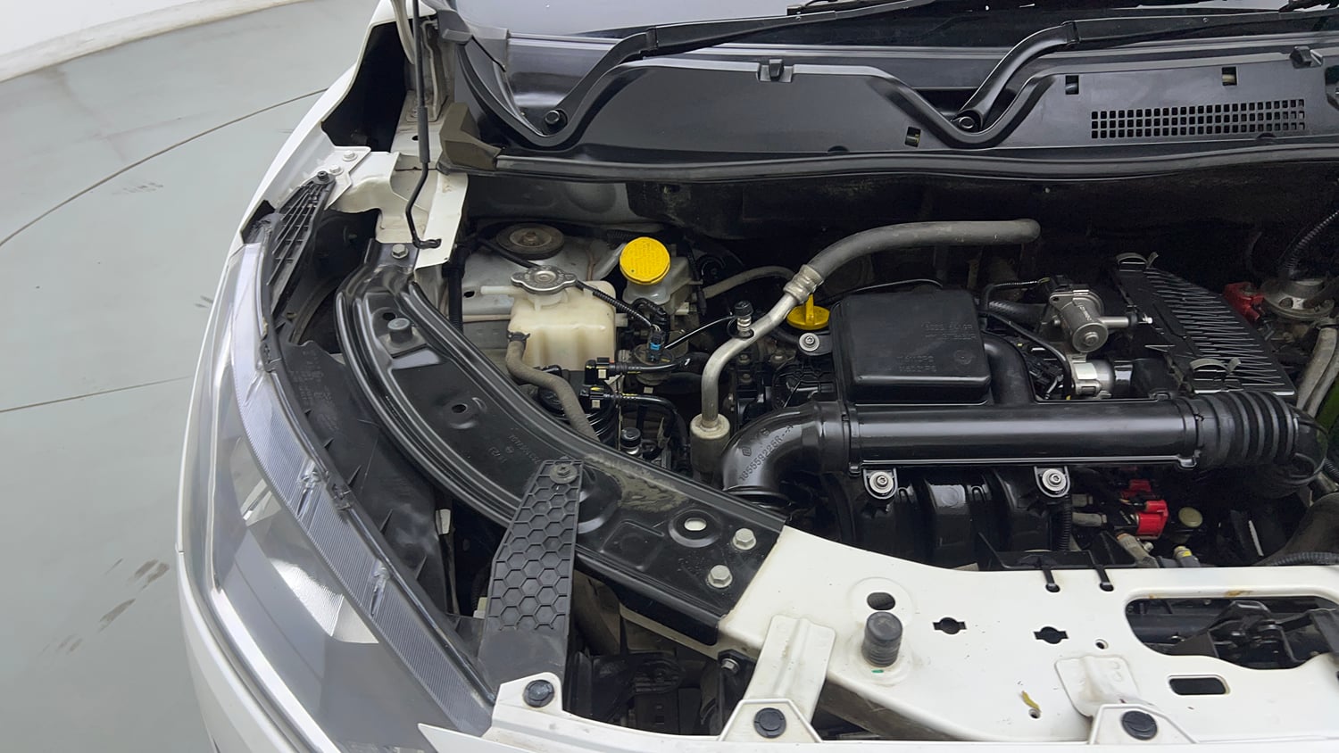 Used 2023 Nissan Magnite XE Petrol Manual engine ENGINE RIGHT SIDE VIEW