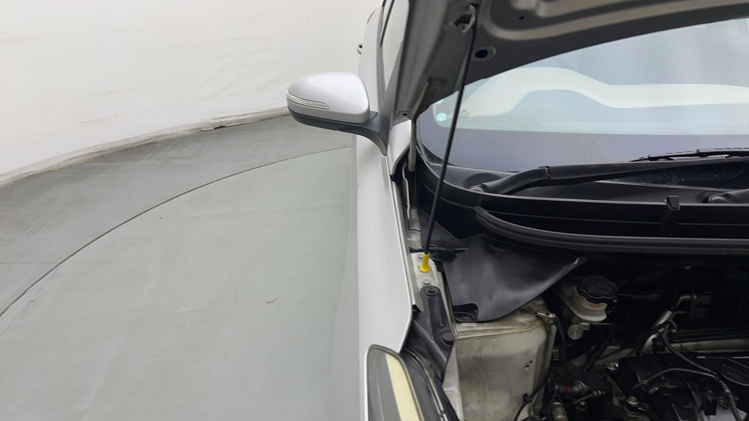 Used 2016 Hyundai Elite i20 Sportz 1.2 Petrol Manual engine ENGINE RIGHT SIDE HINGE & APRON VIEW