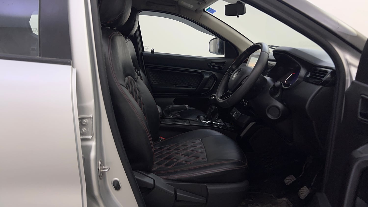 Used 2022 Renault Kiger RXZ Turbo MT Dual Tone Petrol Manual interior RIGHT SIDE FRONT DOOR CABIN VIEW