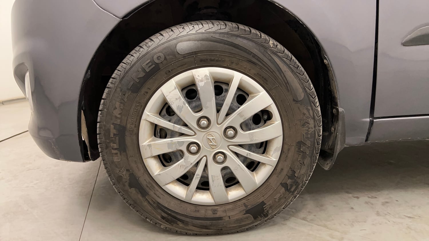 Used 2014 Hyundai i10 Sportz 1.1 iRDE2 Petrol Manual tyres LEFT FRONT TYRE RIM VIEW