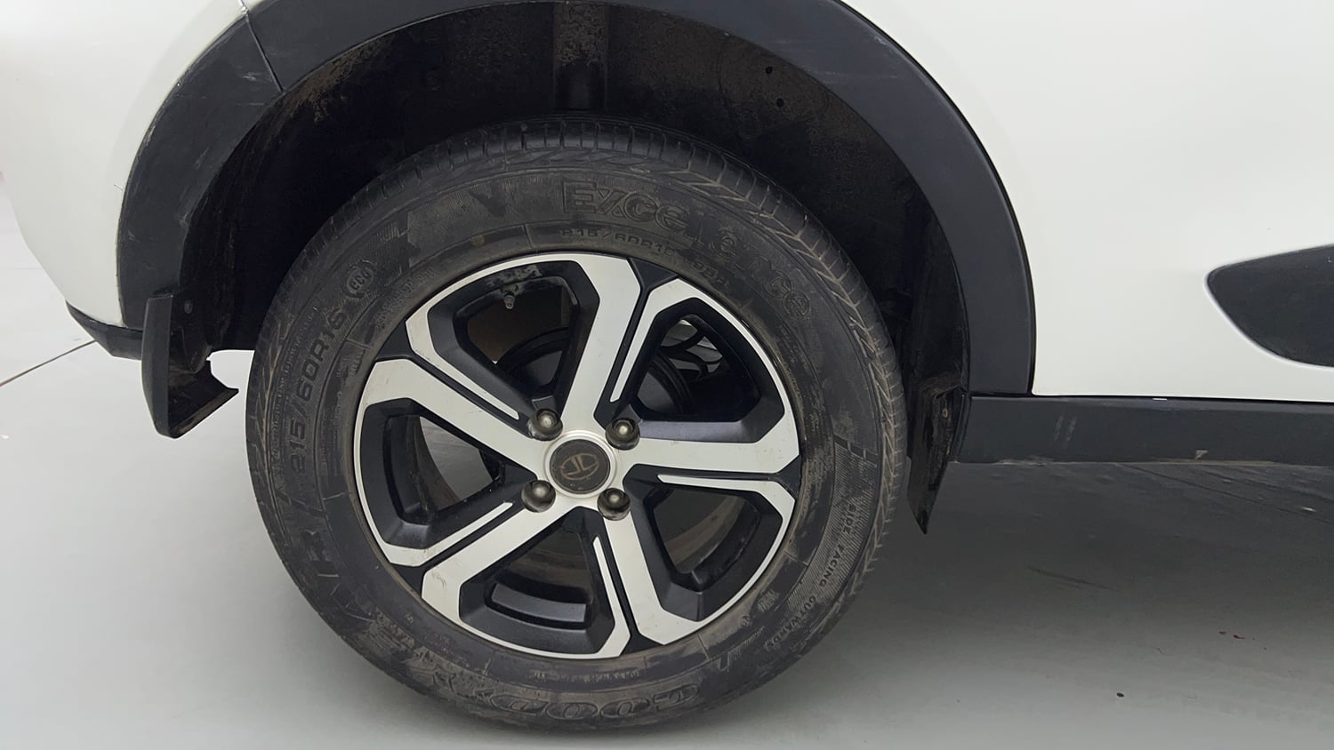 Used 2022 Tata Nexon XZA Plus (HS) Petrol Automatic tyres RIGHT REAR TYRE RIM VIEW