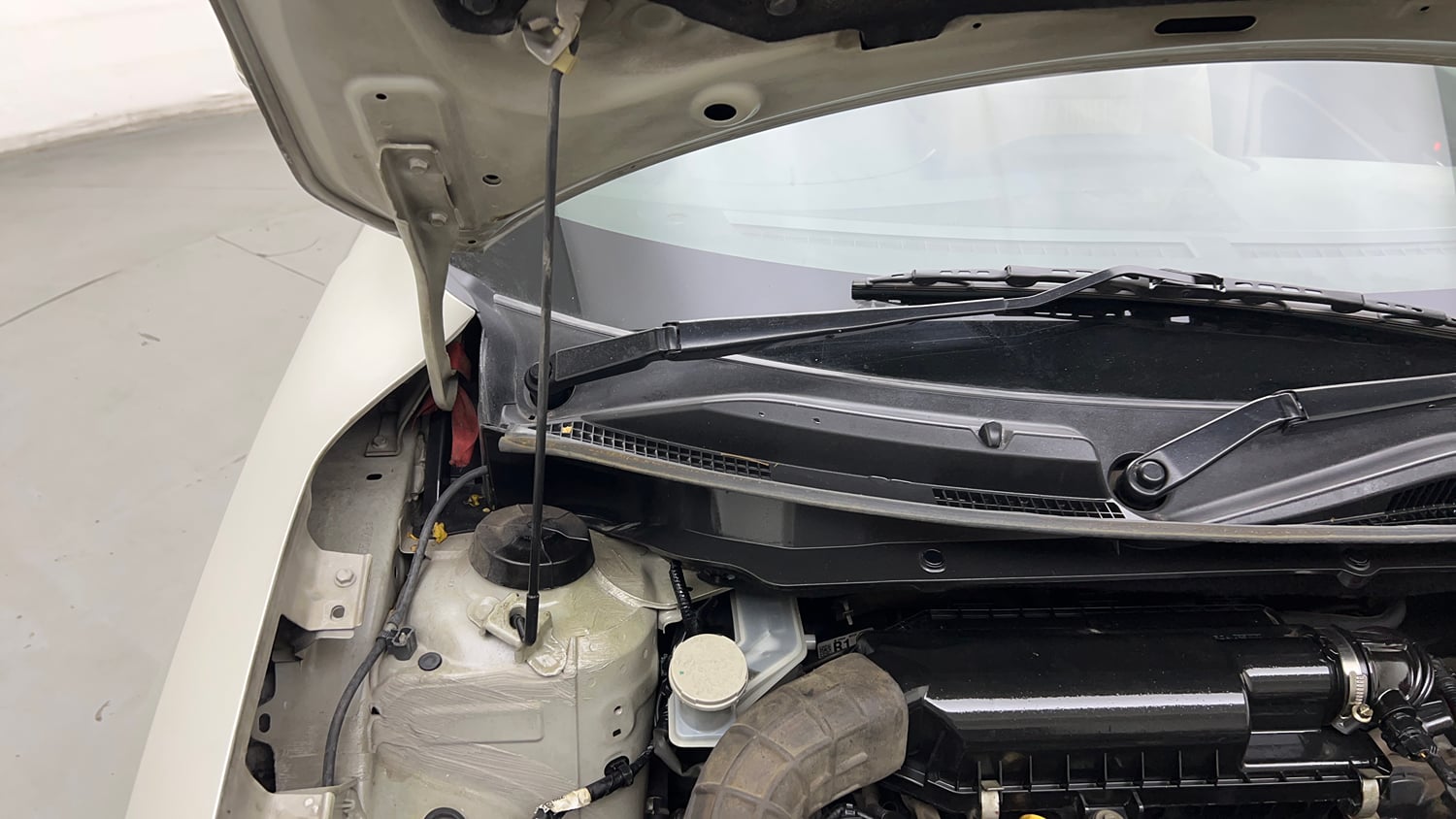 Used 2017 Maruti Suzuki Dzire VXi Petrol Manual engine ENGINE RIGHT SIDE HINGE & APRON VIEW
