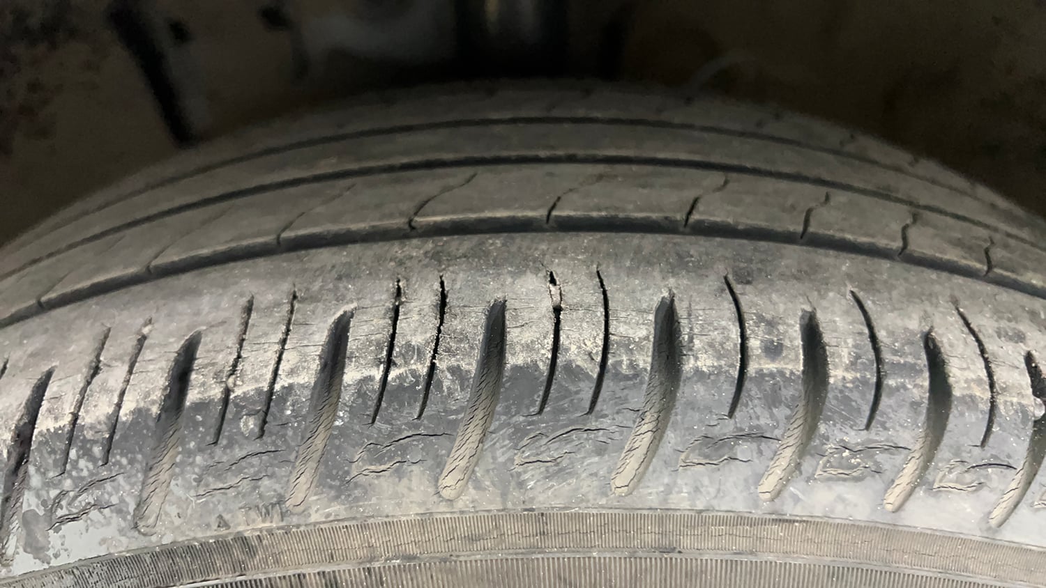Used 2021 Hyundai Venue SX Plus 1.0 Turbo DCT Petrol Automatic tyres LEFT FRONT TYRE TREAD VIEW