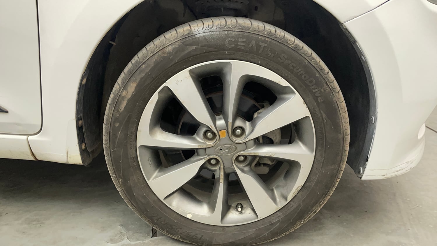 Used 2016 Hyundai Elite i20 Asta 1.2 (O) Petrol Manual tyres RIGHT FRONT TYRE RIM VIEW