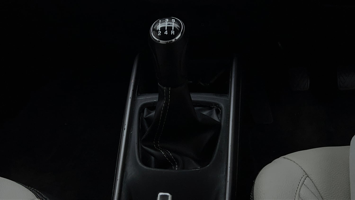 Used 2020 Maruti Suzuki Baleno Zeta Petrol Manual interior GEAR  KNOB VIEW