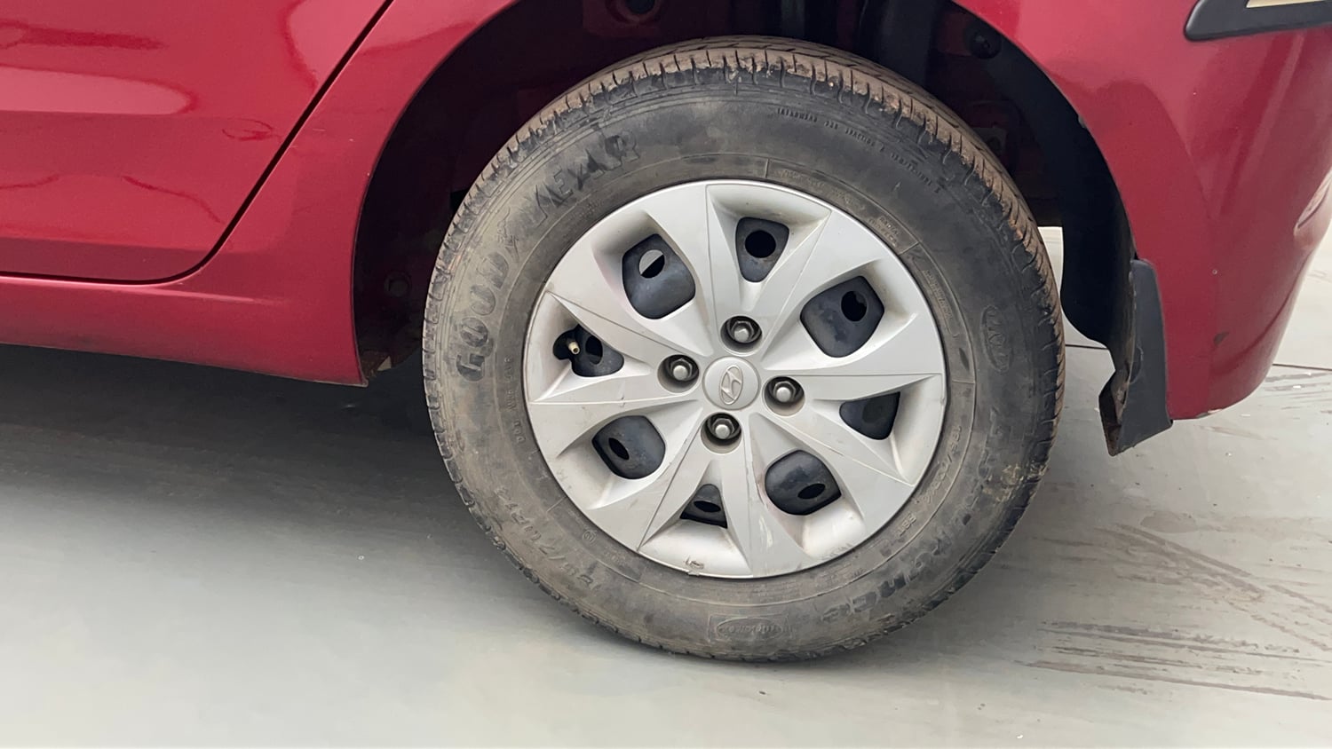 Used 2015 Hyundai Elite i20 Magna 1.2 Petrol Manual tyres LEFT REAR TYRE RIM VIEW