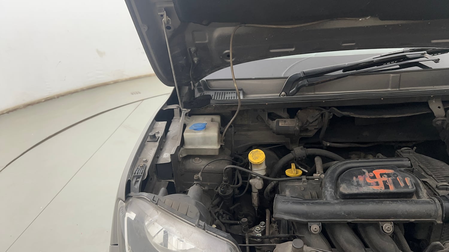 Used 2018 Renault Kwid RXT (O) 1.0 SCE Edition Petrol Manual engine ENGINE RIGHT SIDE HINGE & APRON VIEW