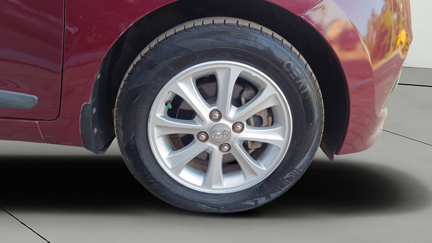 Used 2015 Hyundai Grand i10 Asta AT 1.2 Kappa VTVT Petrol Automatic tyres RIGHT FRONT TYRE RIM VIEW