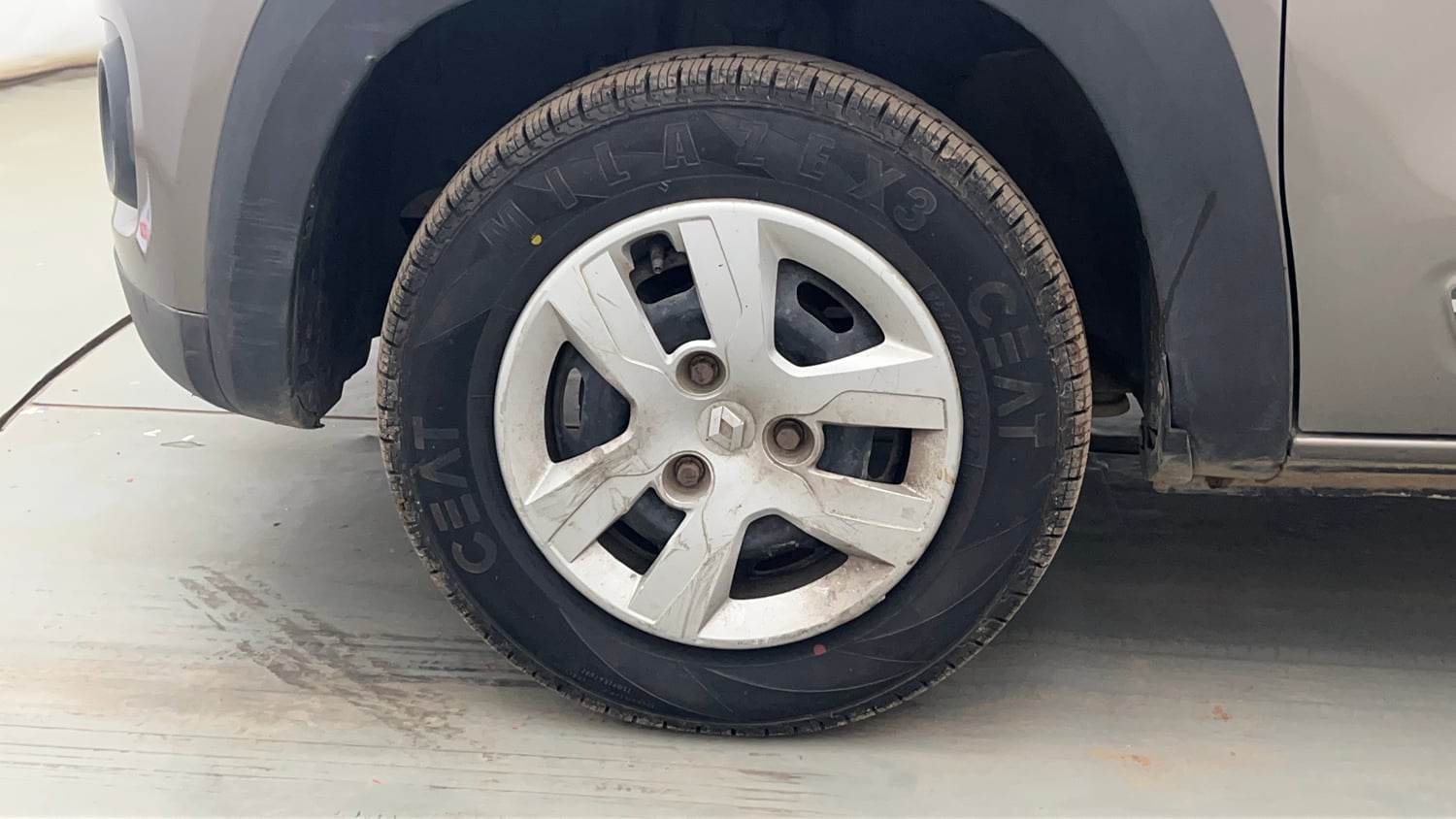 Used 2018 Renault Kwid RXT (O) 1.0 SCE Edition Petrol Manual tyres LEFT FRONT TYRE RIM VIEW