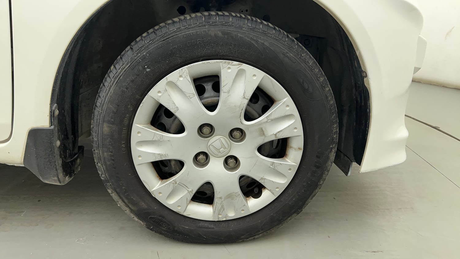 Used 2016 Honda Amaze 1.2 S i-VTEC Petrol Manual tyres RIGHT FRONT TYRE RIM VIEW