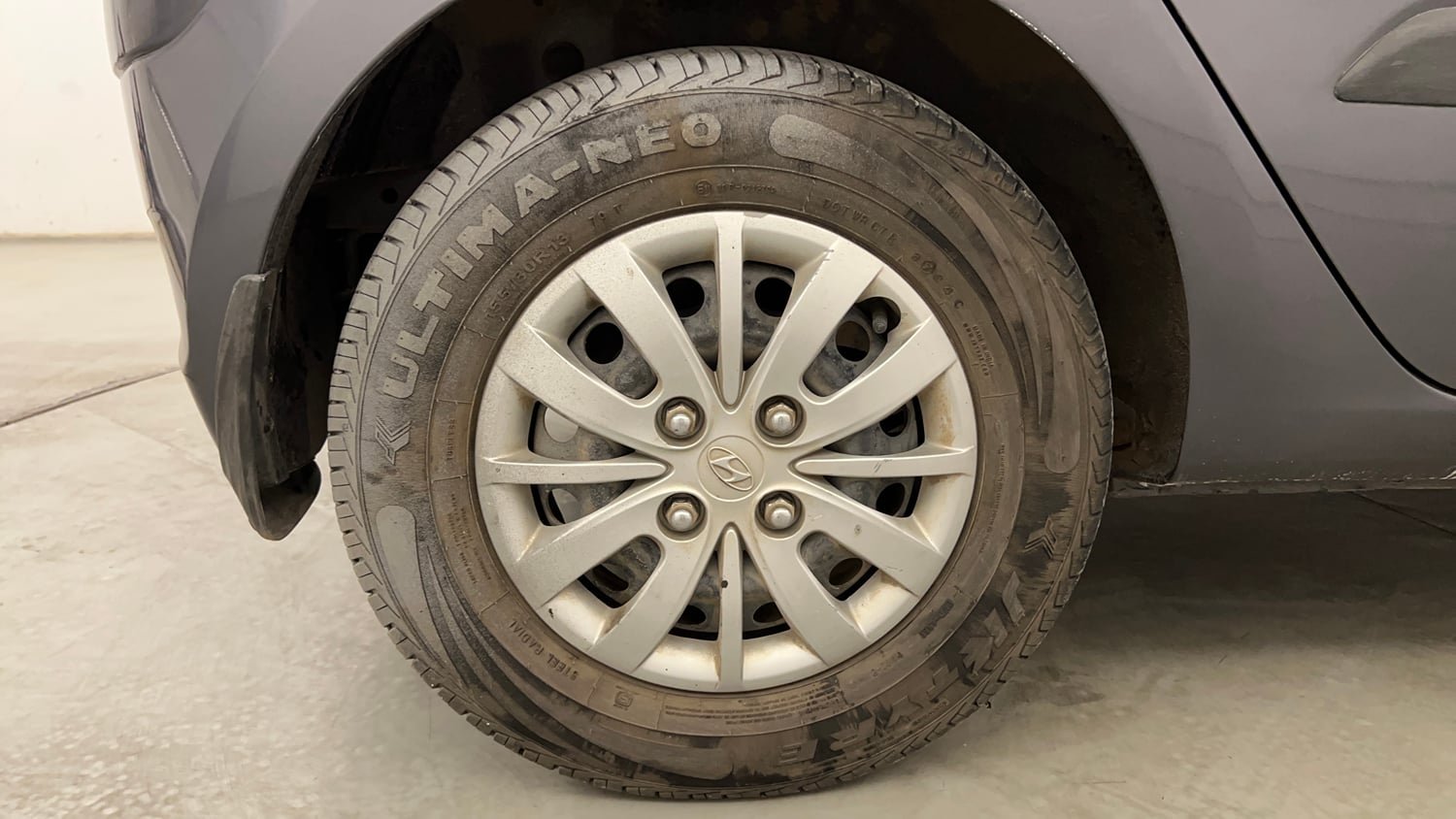 Used 2014 Hyundai i10 Sportz 1.1 iRDE2 Petrol Manual tyres RIGHT REAR TYRE RIM VIEW