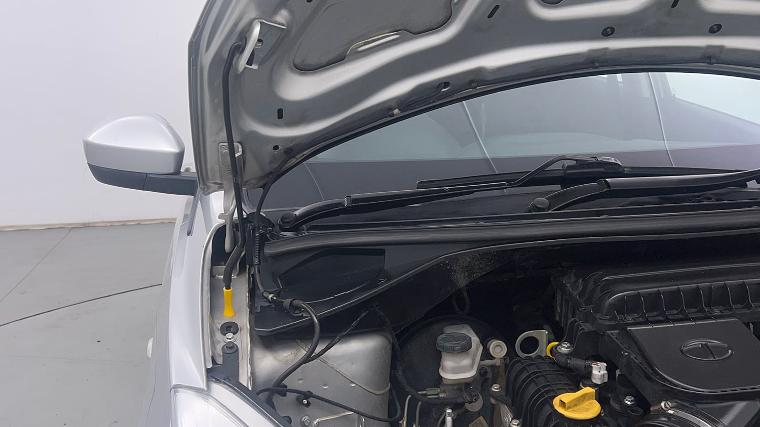 Used 2018 Tata Tiago Revotron XT Petrol Manual engine ENGINE RIGHT SIDE HINGE & APRON VIEW