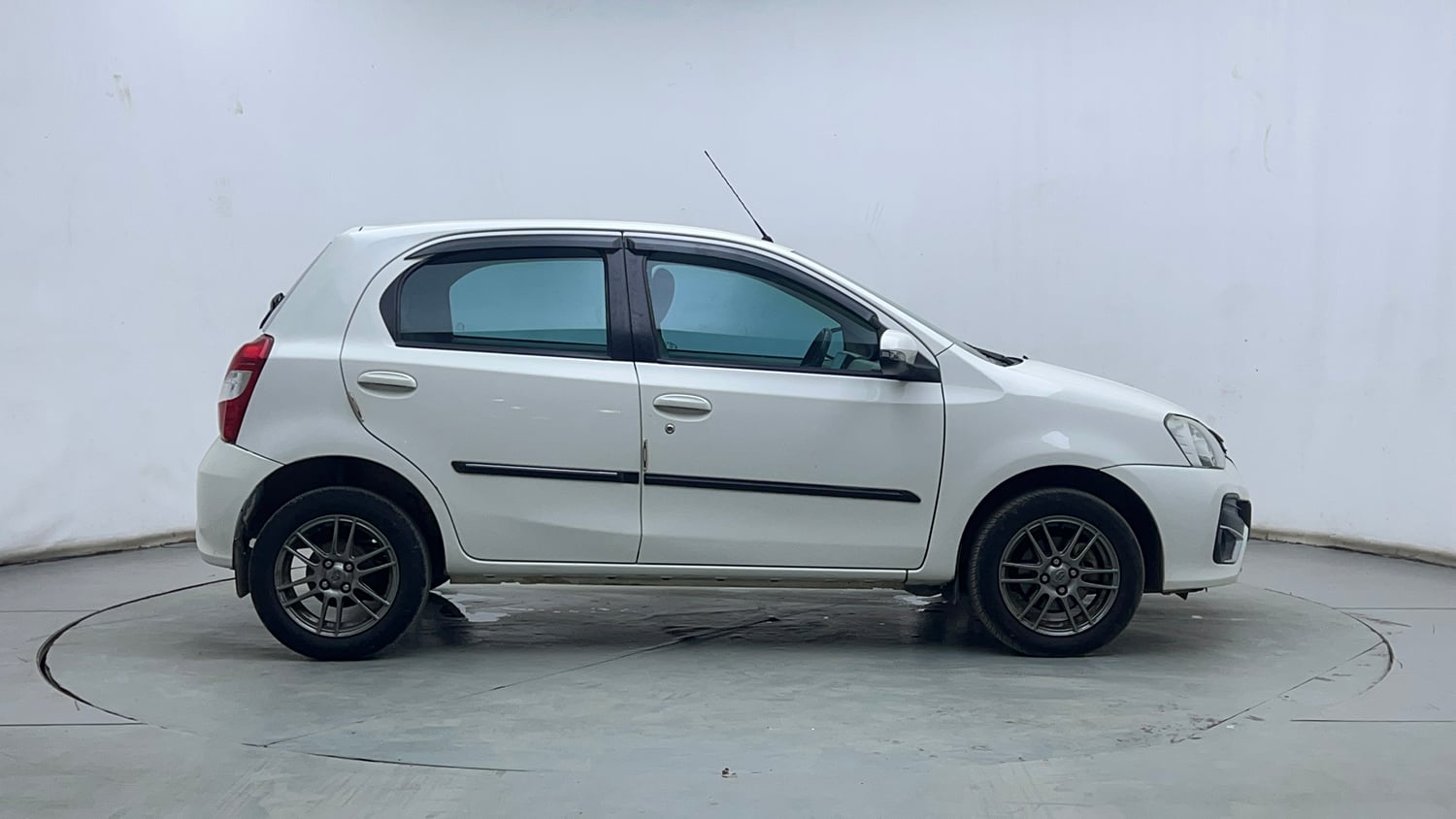 Used 2018 Toyota Etios Liva VXD Diesel Manual exterior RIGHT SIDE VIEW