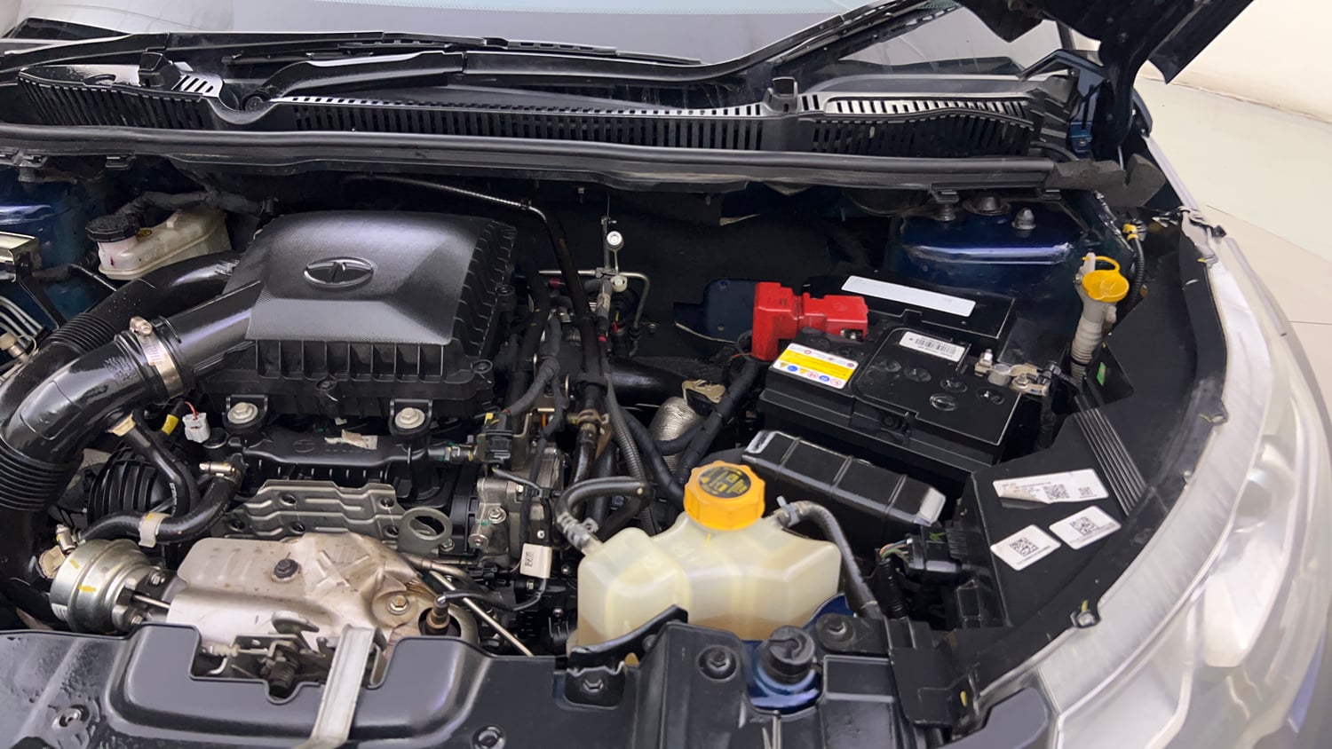 Used 2023 Tata Nexon XZ Plus LUXS Dual Tone Petrol Manual engine ENGINE LEFT SIDE HINGE & APRON VIEW