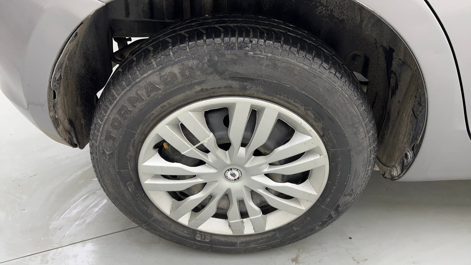 Used 2014 Maruti Suzuki Swift VXi Petrol Manual tyres RIGHT REAR TYRE RIM VIEW