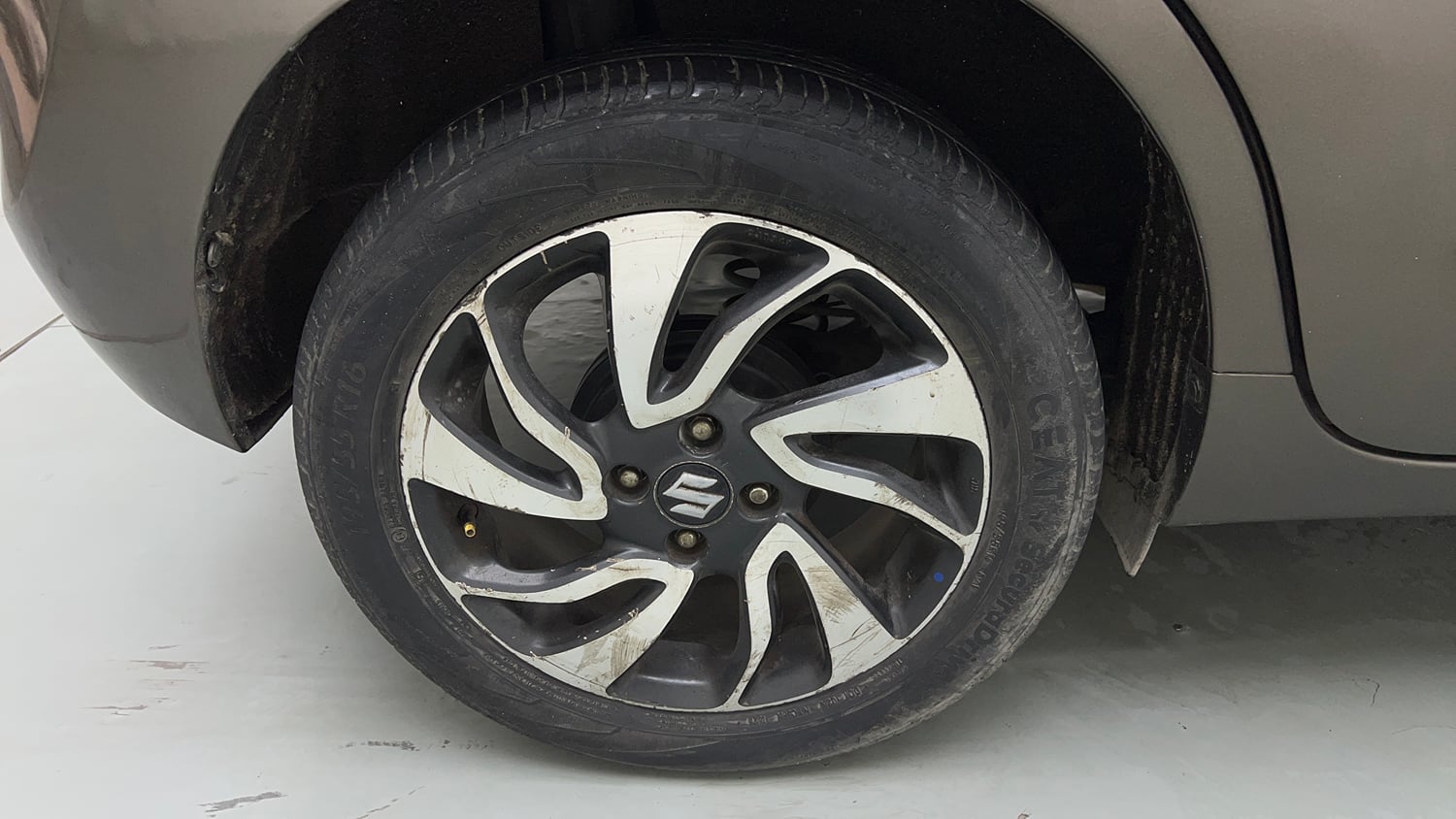 Used 2020 Maruti Suzuki Baleno Zeta Petrol Manual tyres RIGHT REAR TYRE RIM VIEW