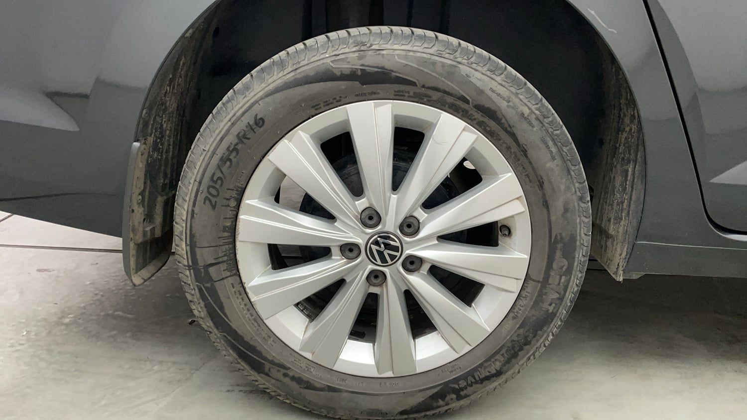 Used 2023 Volkswagen Virtus Highline 1.0 TSI AT Petrol Automatic tyres RIGHT REAR TYRE RIM VIEW