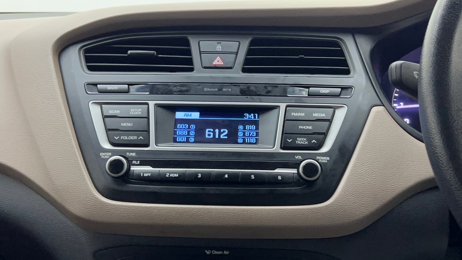 Used 2016 Hyundai Elite i20 Sportz 1.2 Petrol Manual top_features Integrated (in-dash) music system