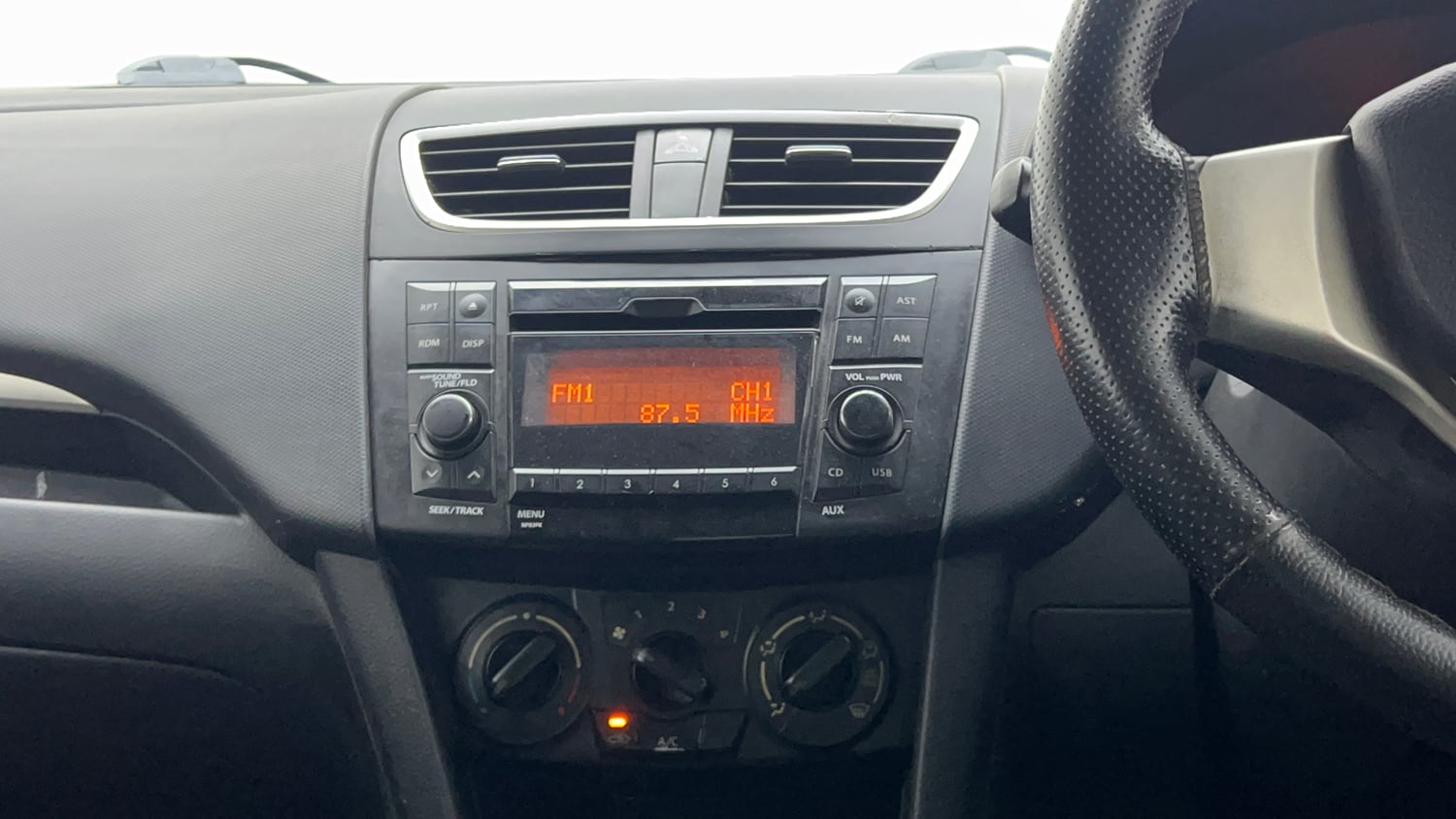 Used 2015 Maruti Suzuki Swift VXi Petrol Manual interior MUSIC SYSTEM & AC CONTROL VIEW