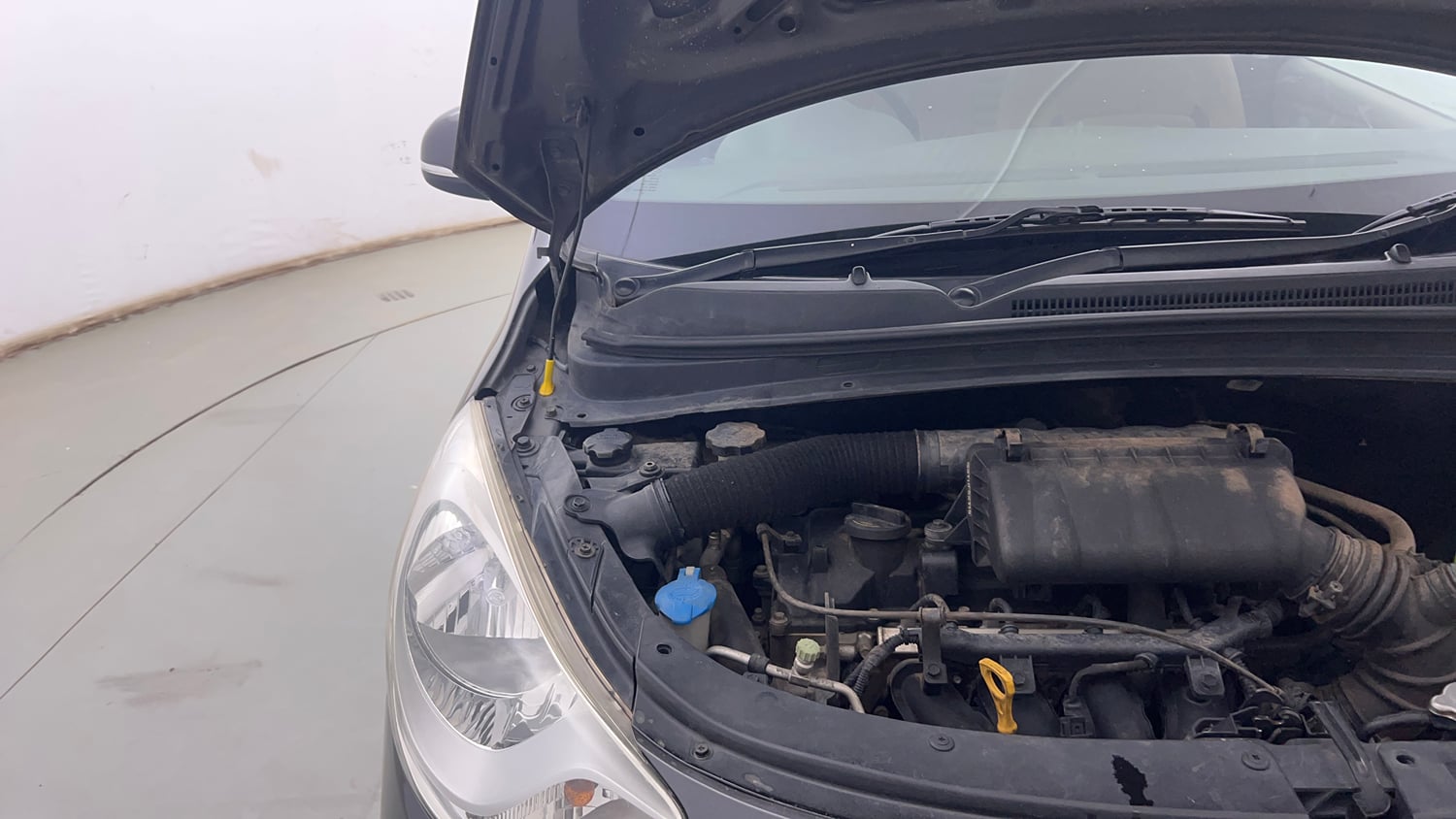 Used 2013 Hyundai i10 Sportz 1.2 Kappa2 Petrol Manual engine ENGINE RIGHT SIDE HINGE & APRON VIEW