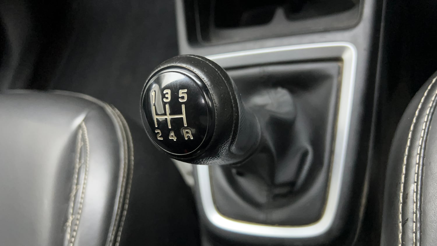 Used 2022 Maruti Suzuki Swift VXi Petrol Manual interior GEAR  KNOB VIEW