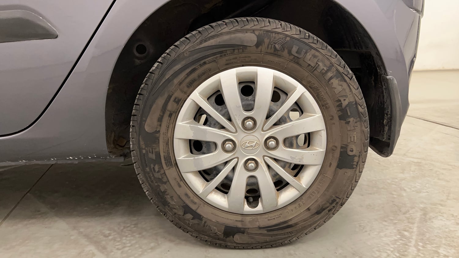 Used 2014 Hyundai i10 Sportz 1.1 iRDE2 Petrol Manual tyres LEFT REAR TYRE RIM VIEW